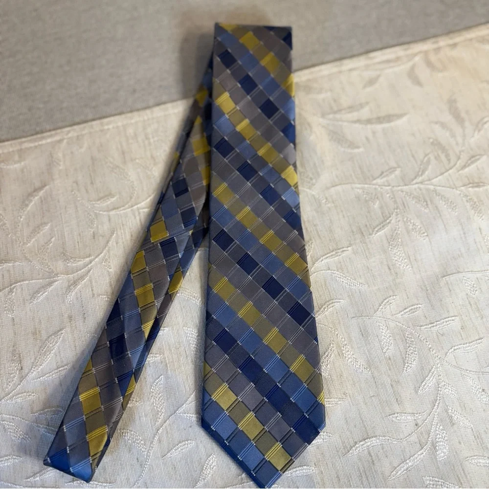 Men’s Van Heusen Silk Tie. Glens check or shadow plaid.‎ Blue with yellow.